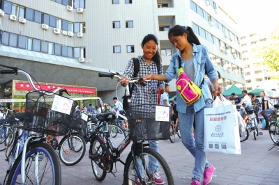 前天，兩名新生在登記后領(lǐng)取了自己的“愛(ài)心車”