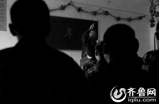方光與其他癡迷網(wǎng)絡游戲的孩子一起，在重新認識“孝”的含義