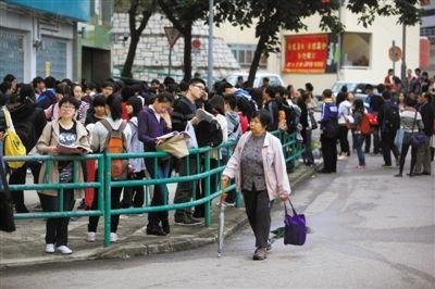 2012年12月1日早晨，香港一處SAT考場，考生在等候進(jìn)場