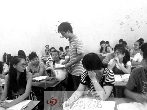補(bǔ)習(xí)課上，馮昊怡不像老師，更像是學(xué)生們的同學(xué)。