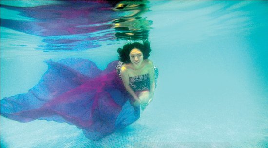 從水下拍的攝影作品充滿夢(mèng)幻效果，王笑笑如同藍(lán)色大海中的“美人魚”