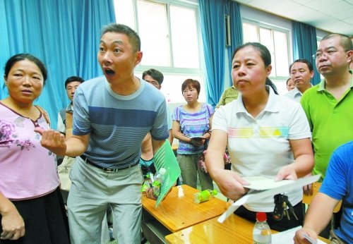 小升初“復(fù)議”現(xiàn)場(chǎng)，一些孩子被分得“遠(yuǎn)”的家長(zhǎng)討說(shuō)法