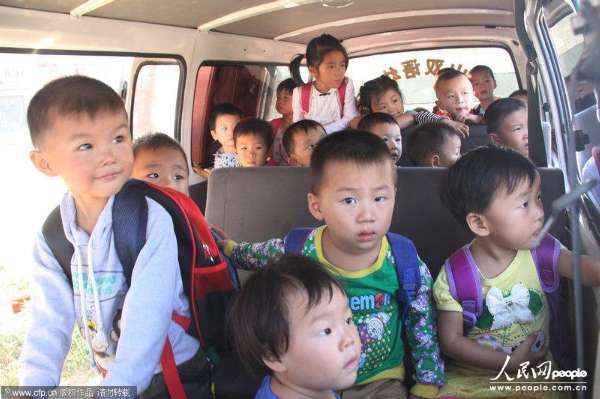  2013年9月3日，河南信陽，6座的面包車?yán)锩婢尤粷M滿當(dāng)當(dāng)擠滿了28個3、4歲的孩子