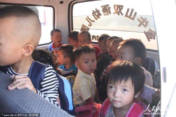  2013年9月3日，河南信陽，6座的面包車?yán)锩婢尤粷M滿當(dāng)當(dāng)擠滿了28個3、4歲的孩子