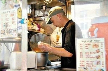 紐約哥大門口，顧客排長隊(duì)買他的肉夾饃