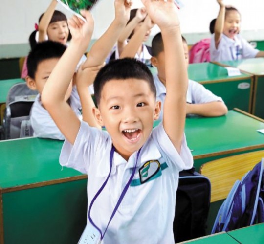 　　新學期在“減負新規(guī)”的爭議聲中開始了，廣州很多學校還是照常布置作業(yè)。但也有學校支持“減負新規(guī)”，