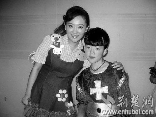 楊光參加央視節(jié)目表演時(shí)，同主持人月亮姐姐合影