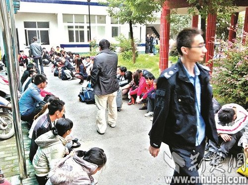 派出所院子里，擠滿了被解救的傳銷(xiāo)人員