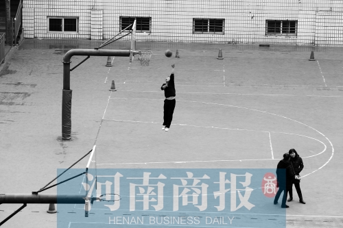 目前，鄭州市有超過30所學(xué)校對社會開放體育設(shè)施