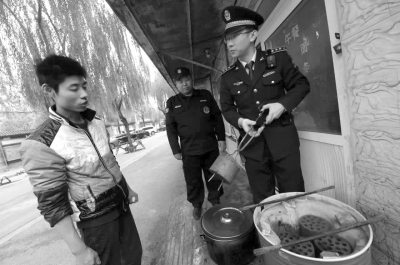 一餐館違規(guī)使用煤爐，被麥子店城管隊責令停止，并限期清除所屯的蜂窩煤