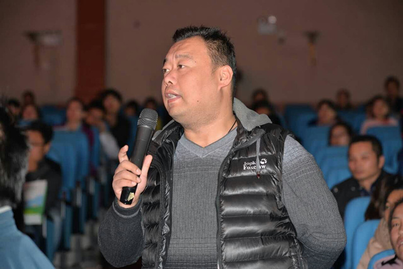 講座結(jié)束家長(zhǎng)朋友踴躍提問，請(qǐng)專家答疑解惑
