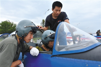 8月26日，來(lái)自吉林、湖北、山東的青少年航空學(xué)校的高中學(xué)生，進(jìn)行了首次飛行體驗(yàn)活動(dòng)