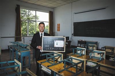 　張俊成，41歲，曾是北京大學(xué)的一名保安。1995年，通過成人高考，考上了北京大學(xué)法律系(專科)，被媒體稱為“北大保安高考第一人”，現(xiàn)為長治市一所中等職校的校長