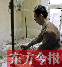 54歲的老楊把自己當(dāng)做護(hù)士，不離不棄照顧著已成“植物人”的母親