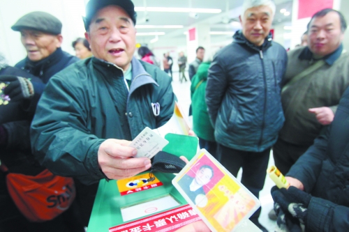 老人帶著多種證件想免費(fèi)乘車，工作人員稱沒接到通知拒絕。