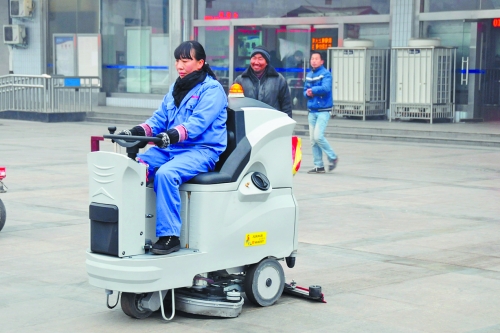 洛陽(yáng)火車(chē)站新購(gòu)3臺(tái)洗地機(jī)提高保潔作業(yè)效率，成為站前廣場(chǎng)一道風(fēng)景
