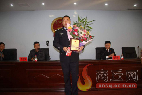高兵雷是睢陽區(qū)檢察院一位檢察干警，在去鄭州捐獻(xiàn)造血干細(xì)胞時，他所在的單位為他組織了熱烈的歡送儀式