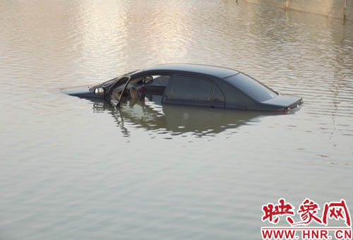 3月10日清晨，一輛黑色轎車(chē)掉入民權(quán)縣東沙河中