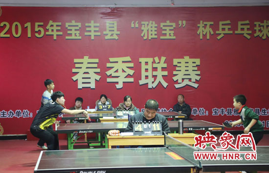 2月22日，河南省寶豐縣兩名乒乓球參賽選手在比賽中激烈角逐。
