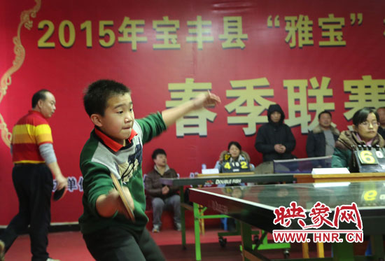 2月22日，乒乓球參賽選手在河南省寶豐陽(yáng)光青少年俱樂部迎新春乒乓球春季聯(lián)賽，選手在比賽中激烈角逐。