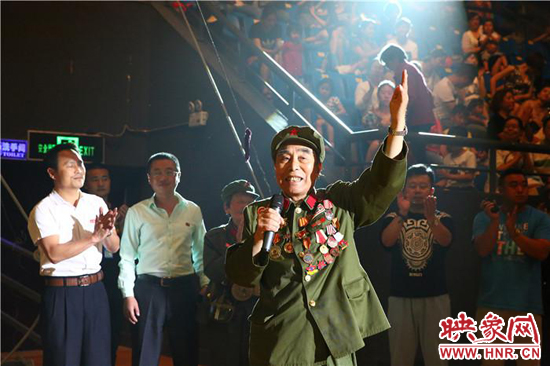 胡國全高唱《志愿軍戰(zhàn)歌》，朝鮮國立雜技團(tuán)團(tuán)長拍手致敬