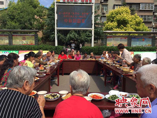 平頂山市衛(wèi)東區(qū)五一路街道五一路社區(qū)廣場(chǎng)上飯菜飄香，一年一度的中秋團(tuán)圓百家宴正在熱鬧開(kāi)宴。
