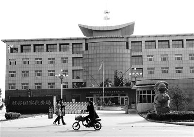 10月29日，河北滄州市獻縣國稅局。10月底，一些企業(yè)主被叫到國稅局談“交稅”問題。新京報記者 孟祥超 攝