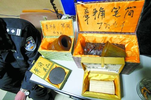 這些商品被暫扣，并根據(jù)鑒定情況對販賣者依法處罰。 記者 閆化莊 攝