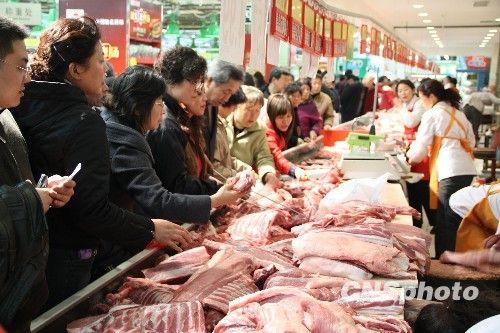 資料圖。1月份CPI等經(jīng)濟(jì)數(shù)據(jù)將于今天發(fā)布。多家機(jī)構(gòu)預(yù)計(jì)，受春節(jié)“錯(cuò)位”因素及豬肉價(jià)格回落影響，1月CPI同比漲幅在1.8%左右。從各機(jī)構(gòu)發(fā)布的報(bào)告來(lái)看，從2月開(kāi)始，CPI或?qū)⑦M(jìn)入新一輪上行周期。