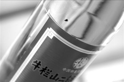 圖中畫圈處為瓶中的黑色異物。京華時(shí)報(bào)記者 譚青 攝