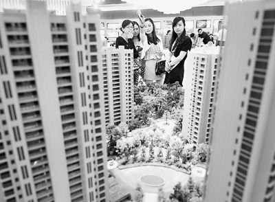圖為近日，浙江杭州一家房產(chǎn)公司的兩位銷售人員一起向購房者介紹樓盤。新華社記者 王定昶攝