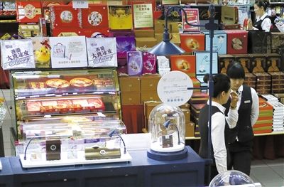 昨日，北京賽特購(gòu)物中心，擺放出售的月餅禮盒，上千元的品種僅5種。新京報(bào)記者 王叔坤 攝