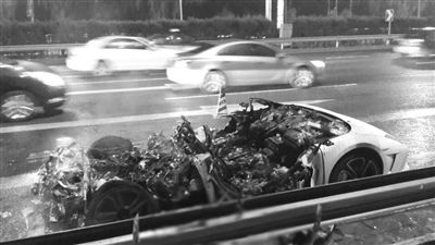 蘭博基尼自燃后報(bào)廢?！∥⒉┚W(wǎng)友 SCC寬寬 攝