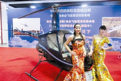 美女固然誘人，但更誘人的恐怕還是直升機(jī)