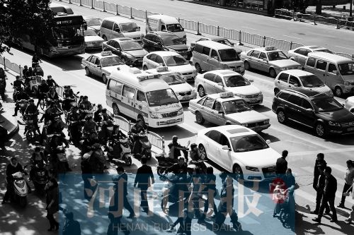 紫荊山路與商城路交叉口，見無車讓行，一輛救護車只好選擇右轉(zhuǎn)車道直行 記者 邱曉峰/攝