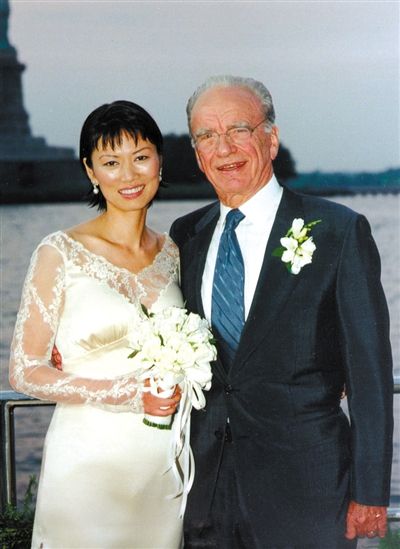 1999年6月，68歲的默多克與30歲的鄧文迪結(jié)婚。