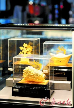 黃金產(chǎn)品持續(xù)熱賣。記者王燕 攝