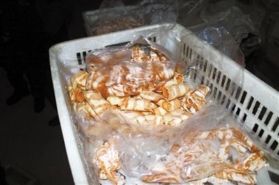 原料加工成“牛肉”產(chǎn)品批發(fā)價20多元一斤，加工成“羊肉卷”批發(fā)價為10元一斤。