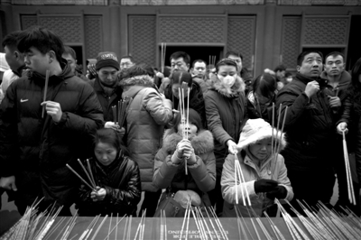 雍和宮，市民在燒香祈福