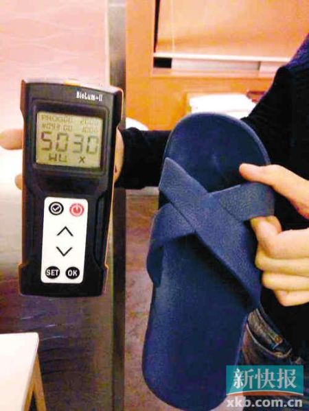 ■記者測試的嶺南佳園酒店膠拖鞋細菌總數(shù)高達5030RLUs。
