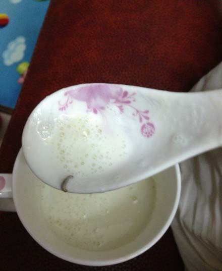 消費(fèi)者在美贊臣奶粉中吃出蟲子。