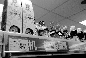 永旺超市里，兒童醬油價(jià)格不菲且品種繁多，但買的顧客較少。信息時(shí)報(bào)記者 郭柯堂 攝