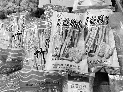 內(nèi)黃腐竹含吊白塊被曝光后，市場(chǎng)上內(nèi)黃產(chǎn)腐竹難覓蹤跡。攤主所售產(chǎn)品大多出自河南許昌和河北保定