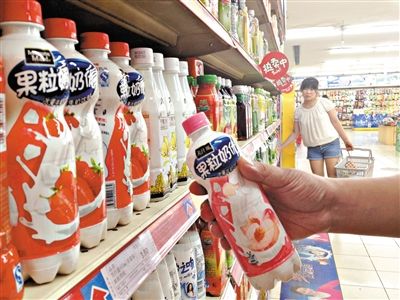 昨日，勁松京客隆超市貨架上，可口可樂果粒奶優(yōu)仍在售?？煽诳蓸饭咀蛉瞻l(fā)表聲明稱，已使用25公斤可能受到肉毒桿菌污染的乳粉，用于生產(chǎn)個別批次的美汁源果粒奶優(yōu)。新京報記者 韓萌 攝