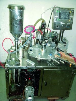 行動中查獲的假冒“高露潔”牙膏和制假機(jī)械。信息時(shí)報(bào)記者鄭啟文 攝