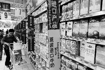 在通州某超市，進口奶粉、純牛奶打出“原裝進口”的招牌吸引消費者購買 攝/法制晚報記者 黑克