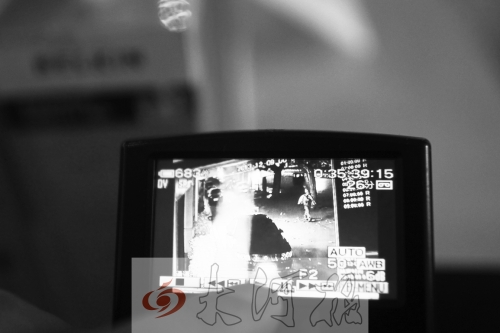 人民路上的這家商店,夜間疑被一男子隔著門縫用長竿偷走一臺(tái)蘋果ipad air。