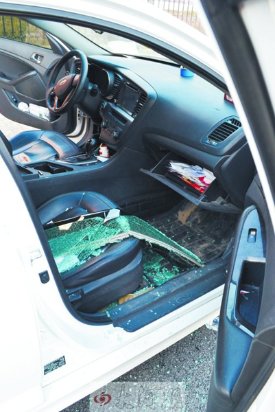 車玻璃被砸碎，車內(nèi)被翻動。