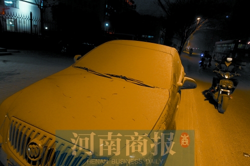 拆遷現(xiàn)場，途經(jīng)的汽車遭了殃，落了厚厚一層灰