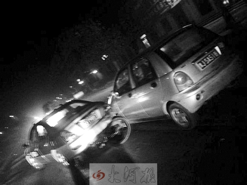 撞上出租車QQ才停下，兩車間還夾著一輛自行車。